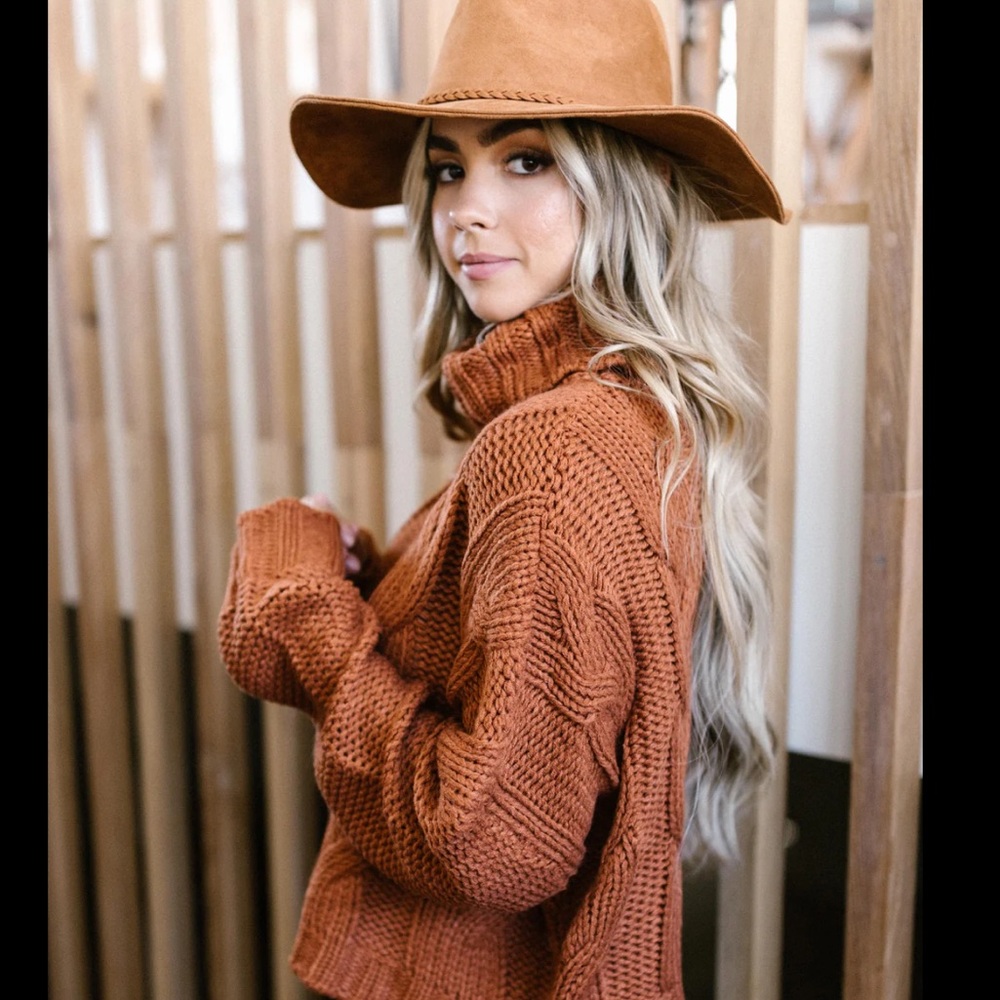 Aakaa sweater NWT